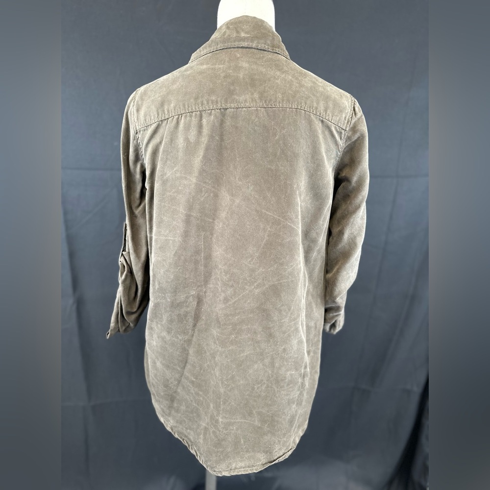 Green Button Up Top - Picture 4 of 6